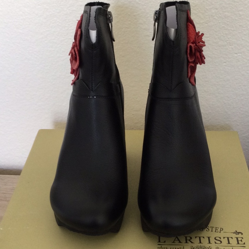 Lartiste Spring Step Black Leather Flower Boots new size 37(6.5-7)